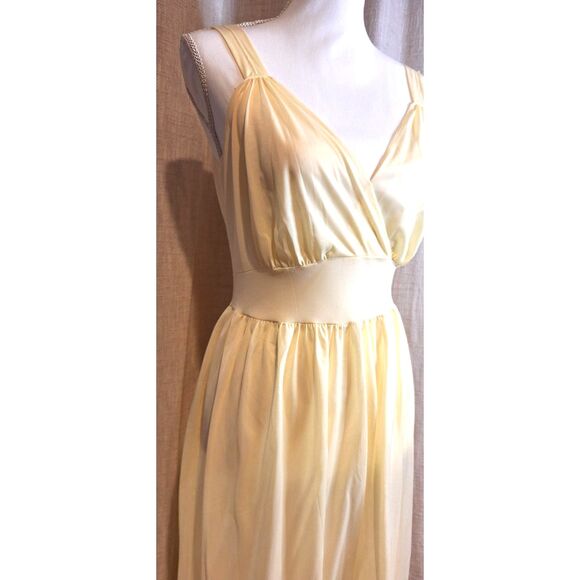 Vanity Fair Ladies Yellow Vintage Nightgown - Picture 3 of 10